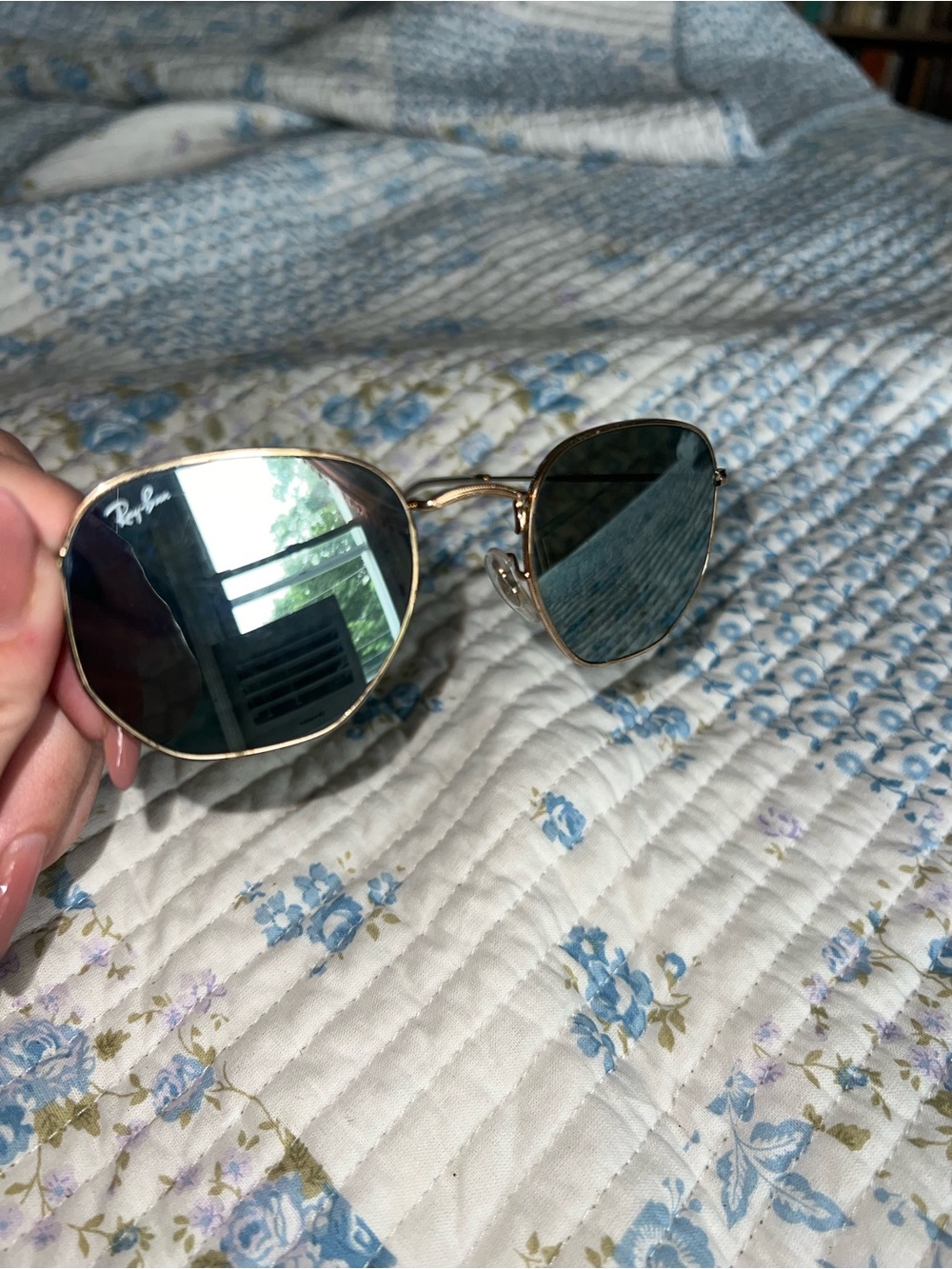 Ray-Ban Women's Gold Frame Sunglasses with mirrored Lenses - Picture 4 of 6